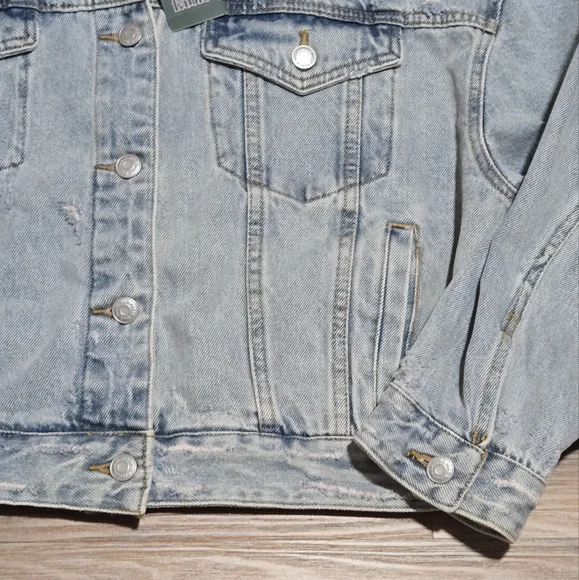 NWT Wild Fable Oversized Distressed Classic Denim Jacket Size L - Picture 4 of 11